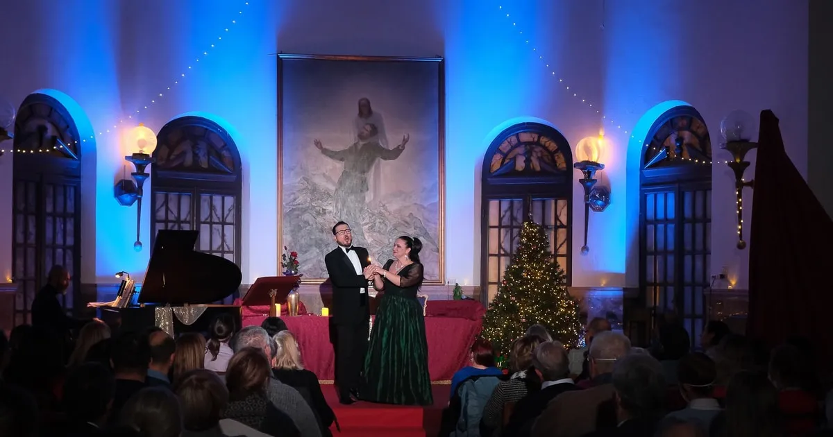 An hour of opera arias in a historic hall in Verona, with a welcome drink, the Arena di Verona, opera houses in Italy