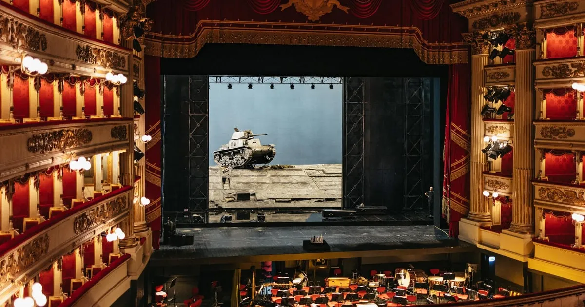 Ninety minutes with a guide in the museum and the boxes, headsets included, the story of the house from Salier, La Scala in Milan, opera houses in Italy