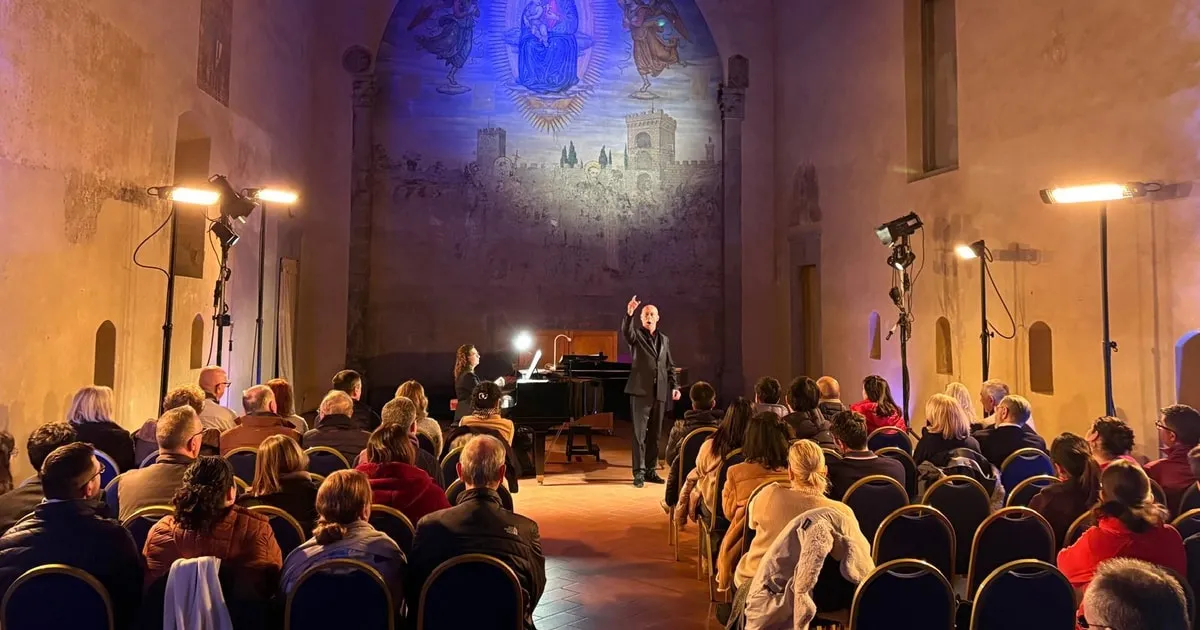 An opera recital with professional singers and a pianist on Via di San Giuseppe by Santa Croce, a Florence opera concert, opera houses in Italy