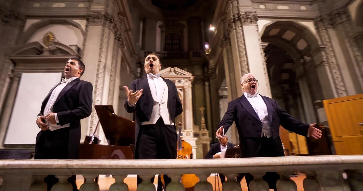 A Tuscan dinner on Piazza della Signoria with tenors singing arias and Neapolitan songs, a Florence opera concert, opera houses in Italy