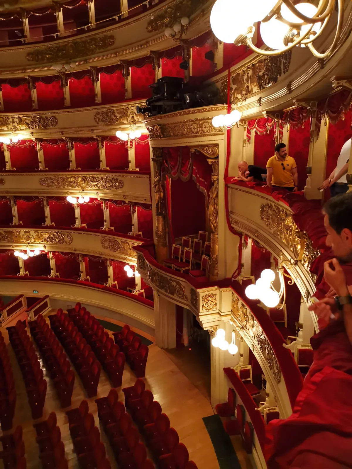 The horseshoe hall of La Scala, its six tiers of boxes in red and gold, La Scala, opera houses in Italy